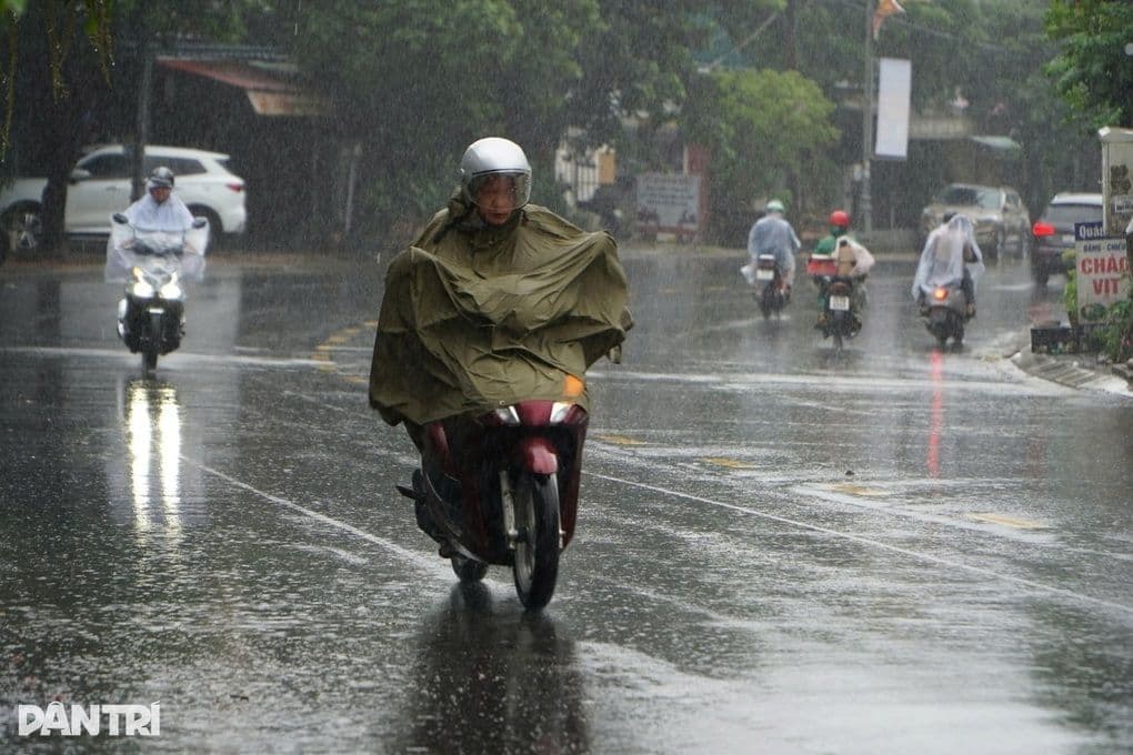 Người dân Việt Nam đi xe máy trong mưa lớn, hình ảnh thời tiết khắc nghiệt và sự thích nghi của con người