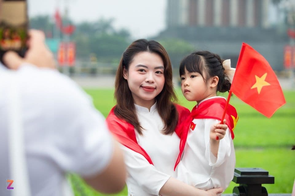 Người dân Việt Nam kỷ niệm Quốc khánh 2/9 tại Lăng Bác, thể hiện tinh thần yêu nước và niềm tự hào dân tộc.