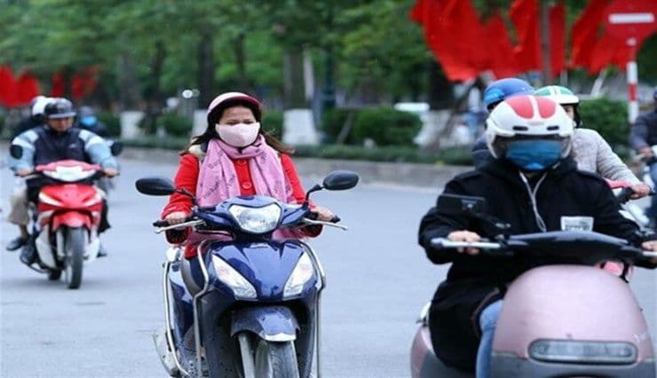 Người dân Việt Nam mặc ấm đi xe máy trong đợt rét đậm, rét hại bất thường