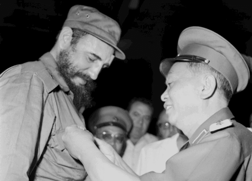 Người dân Việt Nam tham gia sự kiện hưởng ứng lời kêu gọi ủng hộ nhân dân Cuba, thể hiện tinh thần sẻ chia và tri ân.