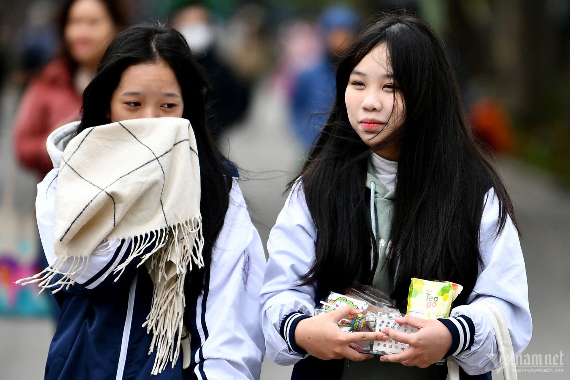 Người dân Việt Nam thích nghi với gió mùa bằng cách mặc ấm và giữ gìn sức khỏe