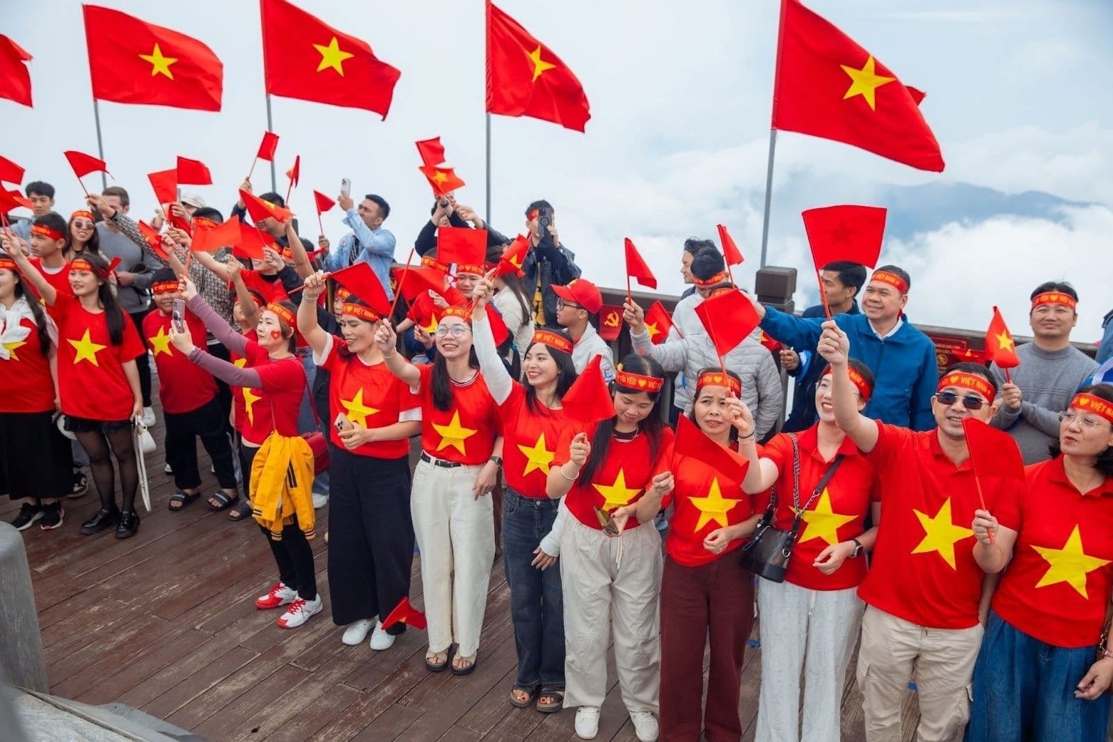 Người dân Việt Nam vẫy cờ trong ngày lễ, liên tưởng đến kỳ nghỉ dài của viên chức và những định kiến xã hội.