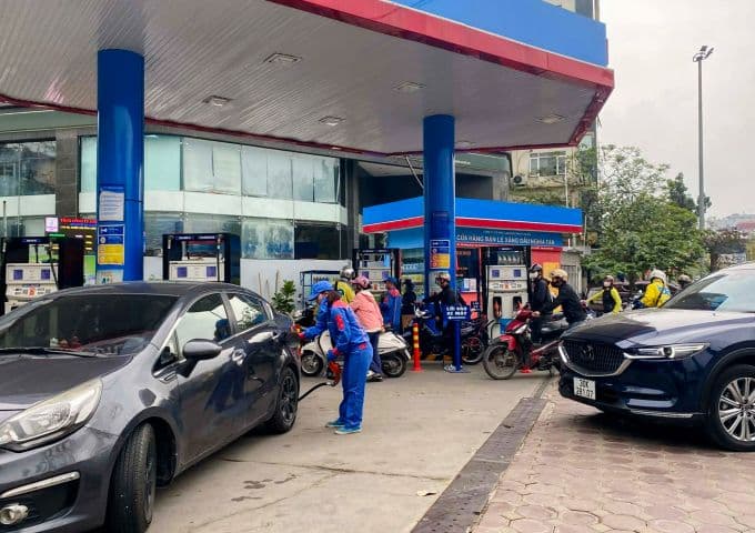 Người dân đổ xăng RON 95 tại cây xăng ở Hà Nội, thể hiện tác động của giá nhiên liệu lên chi tiêu hàng ngày.