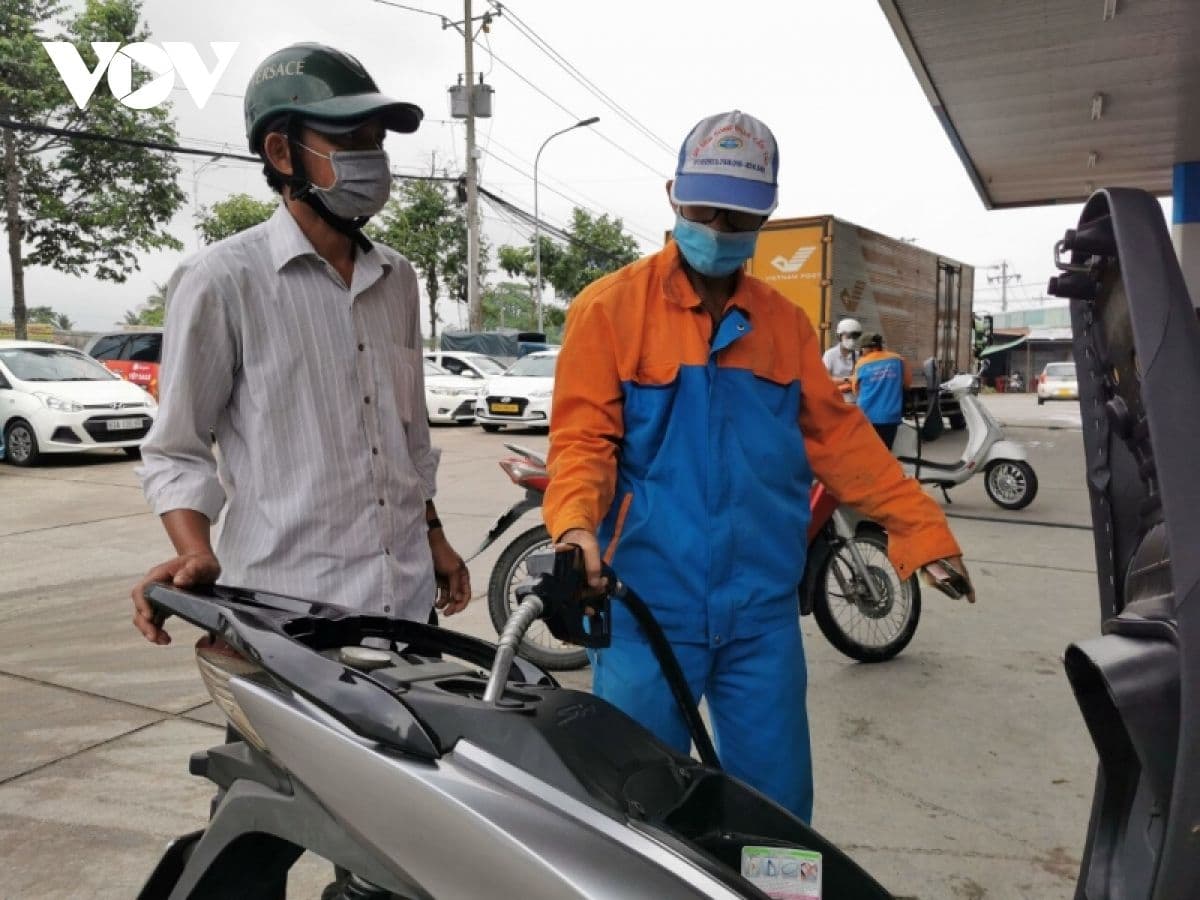 Người dân đổ xăng tại cột bơm, thể hiện tác động của Quỹ Bình ổn giá và các công cụ chính sách khác