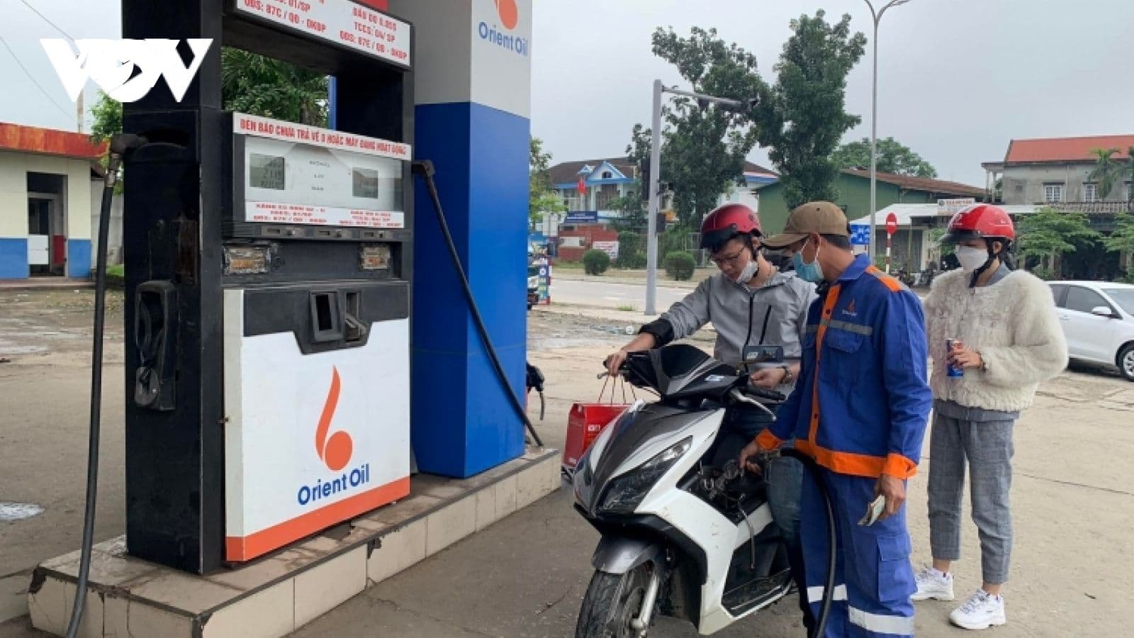 Người dân đổ xăng tại cây xăng, phản ánh áp lực chi phí nhiên liệu hàng ngày