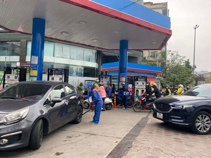 Người dân đổ xăng tại một cây xăng ở Hà Nội vào ngày 5/3/2026, thời điểm giá xăng dầu tăng mạnh, thể hiện sự biến động của thị trường năng lượng.