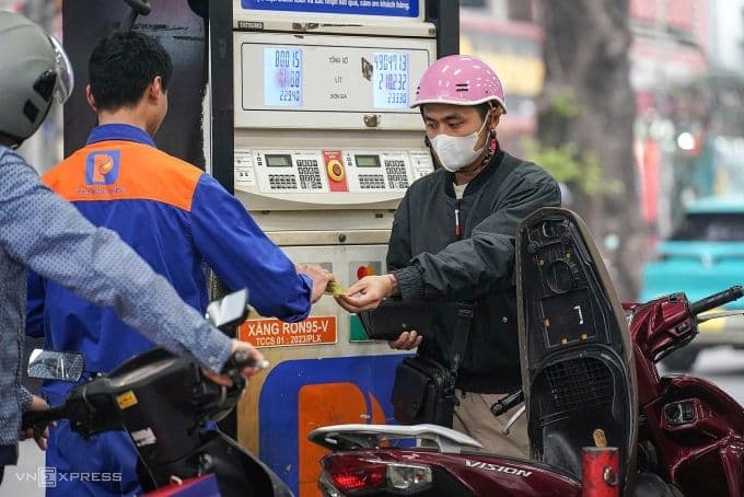 Người dân đổ xăng tại một trạm xăng ở Hà Nội, phản ánh chủ đề điều chỉnh giá xăng dầu