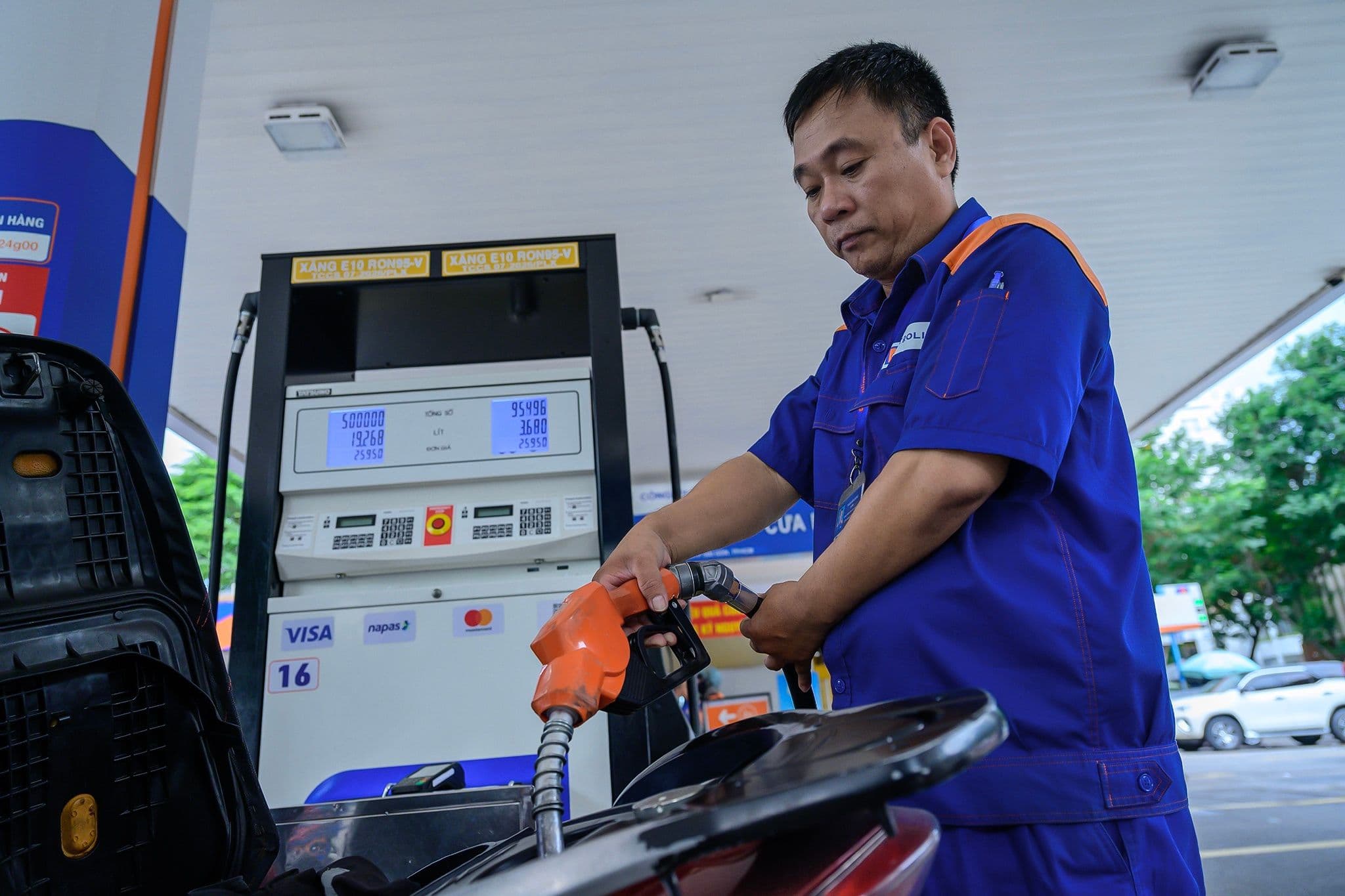 Người dân đổ xăng tại trạm, minh họa tác động trực tiếp của chính sách thuế xăng dầu tạm thời lên người tiêu dùng và thị trường.