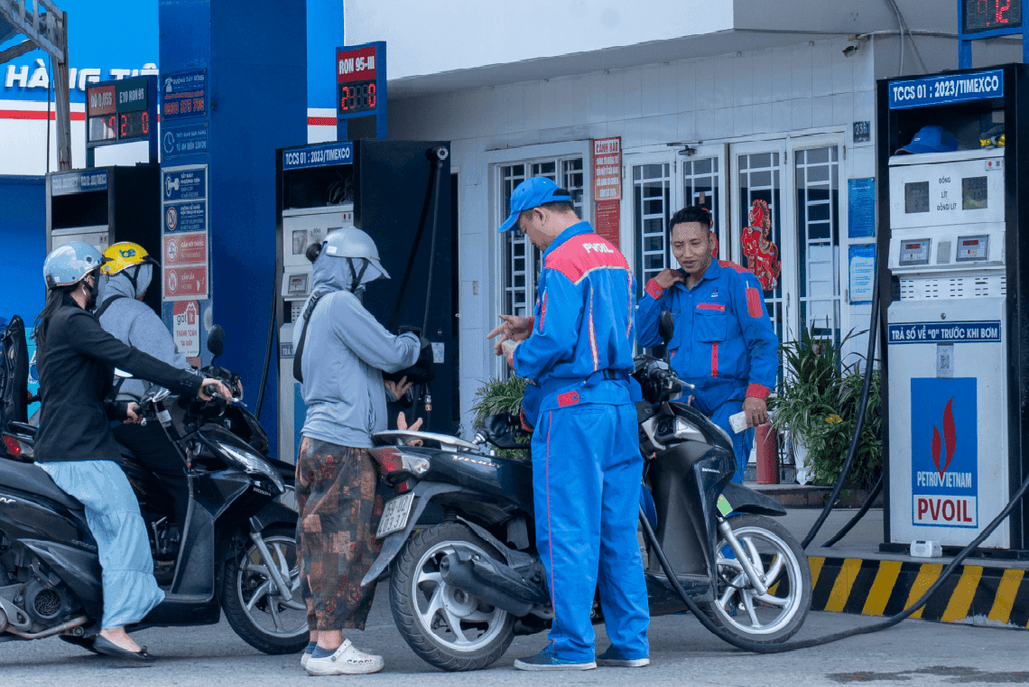 Người dân đổ xăng tại trạm, minh họa việc sử dụng Quỹ Bình ổn giá xăng dầu và khoản tạm ứng 8.000 tỷ đồng từ ngân sách.
