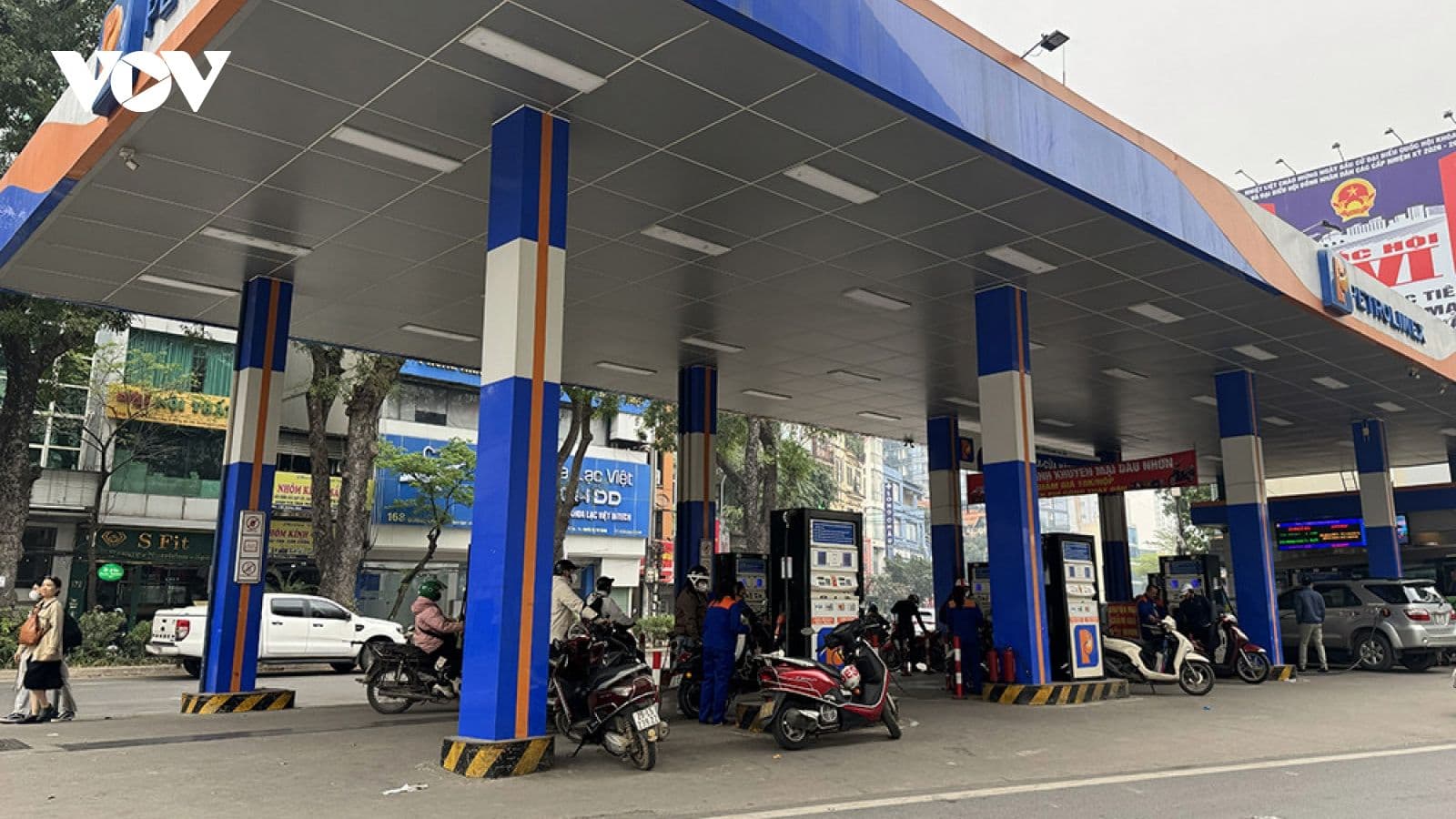 Người dân đổ xăng tại trạm xăng, minh họa tác động của giá dầu tăng cao đến người tiêu dùng.