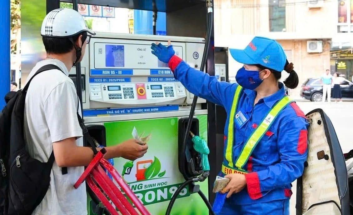 Người dân đổ xăng tại trạm xăng, minh họa thói quen sử dụng xe xăng truyền thống và sự đối lập với việc chuyển đổi sang xe máy điện.