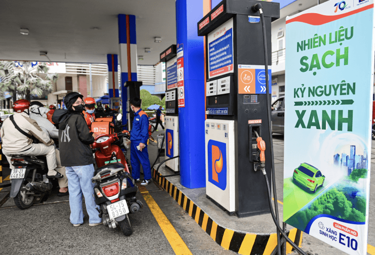 Người dân đổ xăng tại trạm xăng, phản ánh biến động giá và gánh nặng chi phí năng lượng