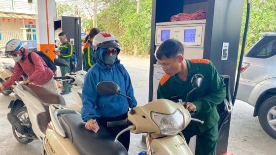 Người dân đổ xăng tại trạm xăng, phản ánh tác động của giá dầu thô lên chi phí năng lượng hàng ngày.