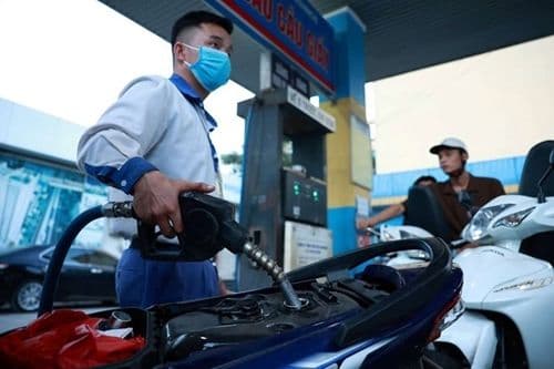 Người dân đổ xăng tại trạm xăng ở Việt Nam, phản ánh tác động của giá xăng dầu hàng ngày.