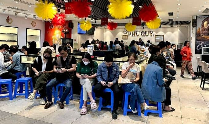 Người dân xếp hàng chờ mua vàng tại một cửa hàng vàng ở Hà Nội, thể hiện sức hút của vàng 9999 dù giá giảm.