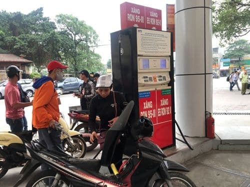 Người dân xếp hàng chờ đổ xăng tại trạm, minh họa tác động trực tiếp của giá xăng dầu lên đời sống hàng ngày.