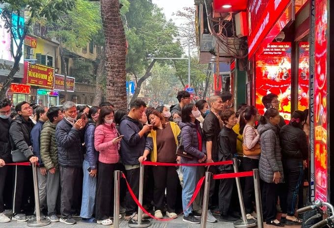 Người dân xếp hàng dài bên ngoài một cửa hàng vàng bạc, thể hiện tâm lý FOMO và hành vi 'bắt đáy' trên thị trường bạc