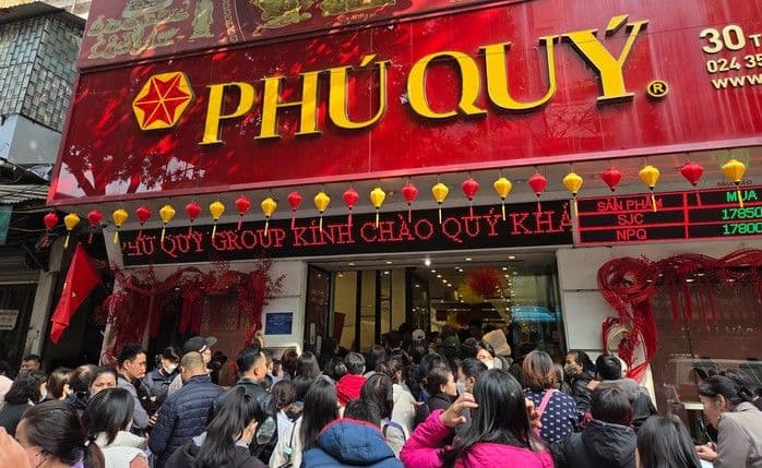 Người dân xếp hàng dài chờ mua bạc tại cửa hàng Phú Quý, thể hiện cơn sốt bạc ở Việt Nam.
