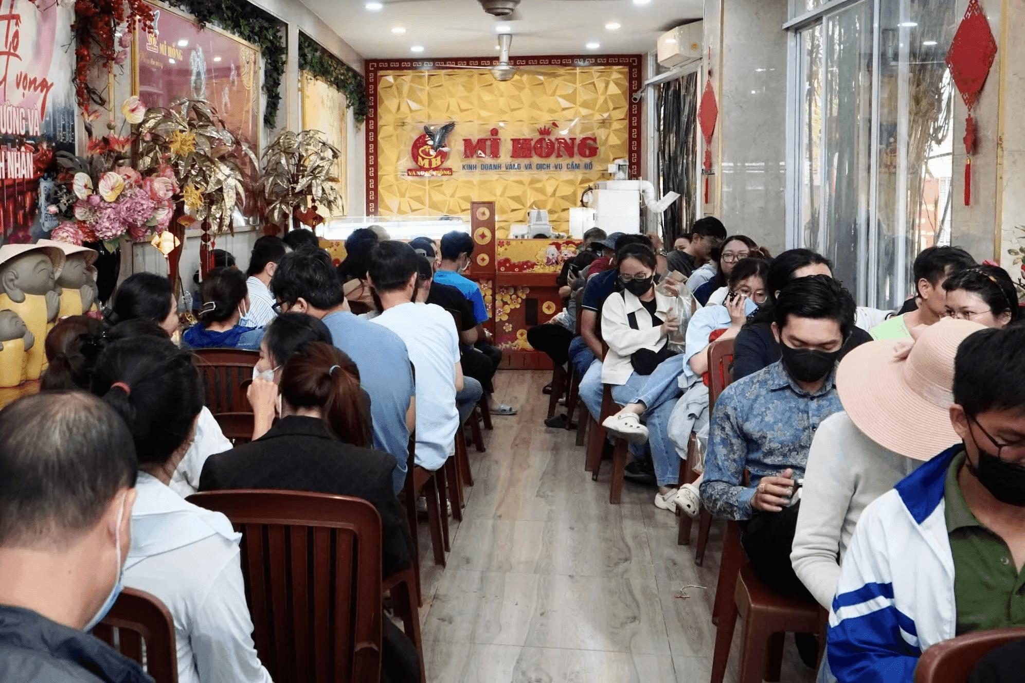 Người dân xếp hàng dài chờ mua vàng tại một cửa hàng, phản ánh cơn sốt và tâm lý đầu tư.