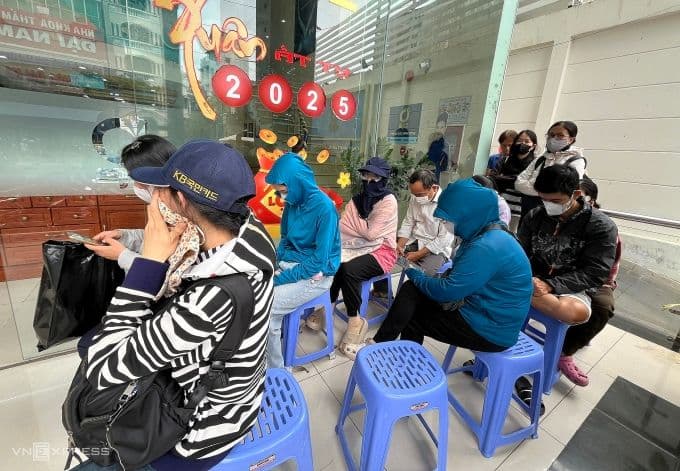 Người dân xếp hàng dài chờ mua vàng tại trụ sở SJC, minh chứng cho cơn sốt và nhu cầu 'khát vàng' tại Việt Nam.