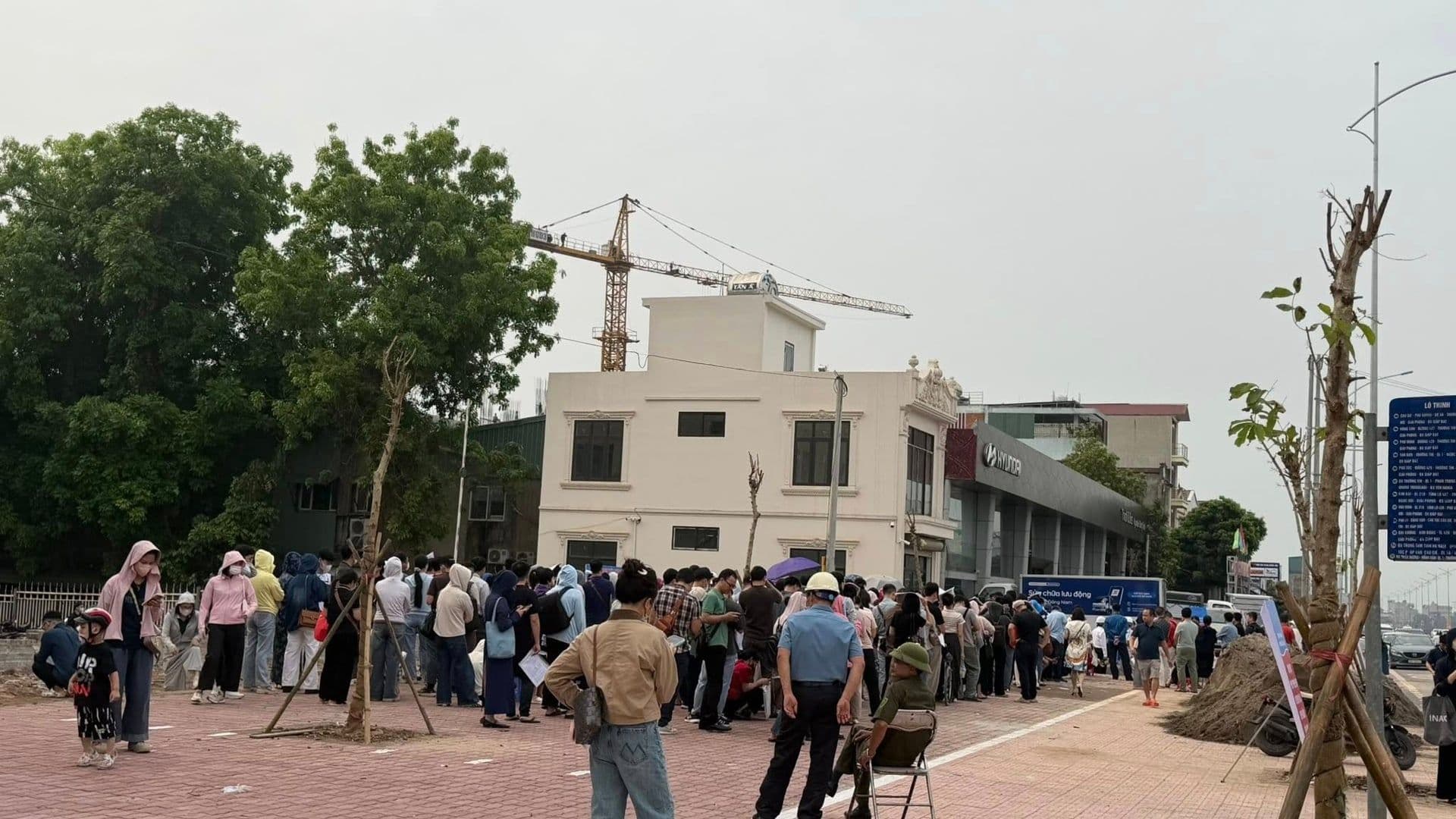 Người dân xếp hàng dài chờ nộp hồ sơ đăng ký mua nhà ở xã hội tại một dự án ở Việt Nam, phản ánh nhu cầu nhà ở cấp bách