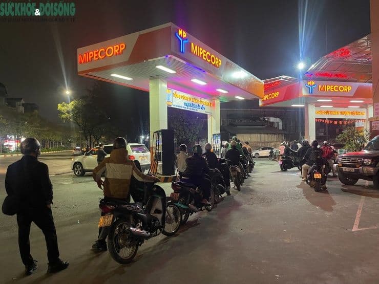 Người dân xếp hàng dài chờ đổ xăng tại cây xăng MIPECORP lúc nửa đêm ở Hà Nội trước đợt điều chỉnh giá.