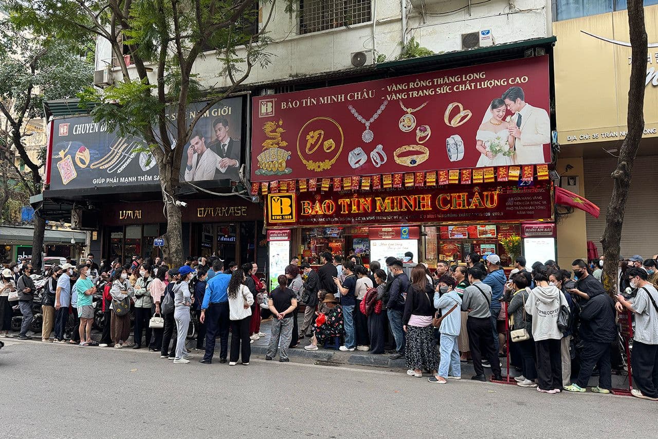 Người dân xếp hàng dài mua vàng tại phố Trần Nhân Tông khi giá vàng giảm