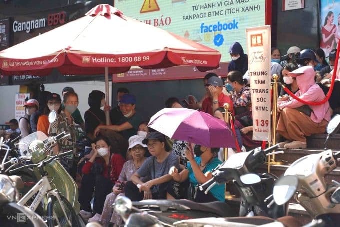 Người dân xếp hàng dài trước cửa hàng Bảo Tín Minh Châu để mua vàng trong bối cảnh giá tăng và khan hiếm nguồn cung.