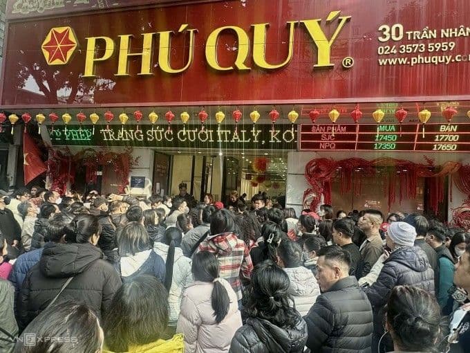 Người dân xếp hàng dài trước cửa hàng Phú Quý trên đường Trần Nhân Tông, Hà Nội để mua bạc, thể hiện sức hút và tình trạng khan hiếm của bạc Phú Quý.