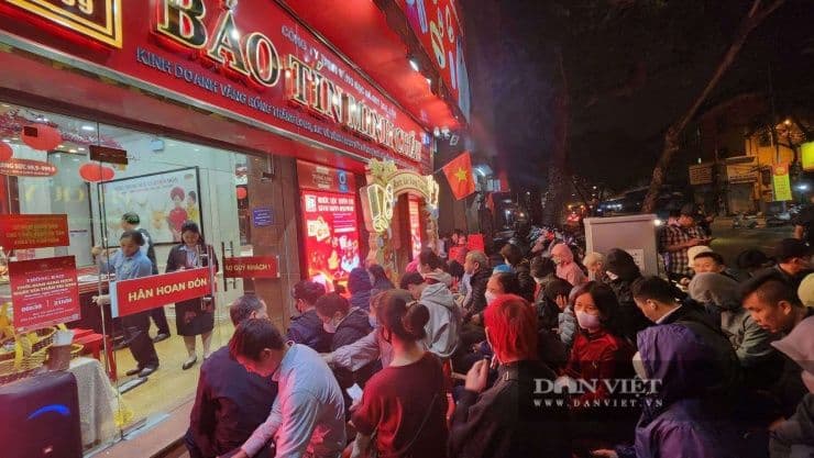 Người dân xếp hàng dài trước cửa hàng vàng vào sáng sớm ngày Vía Thần Tài.