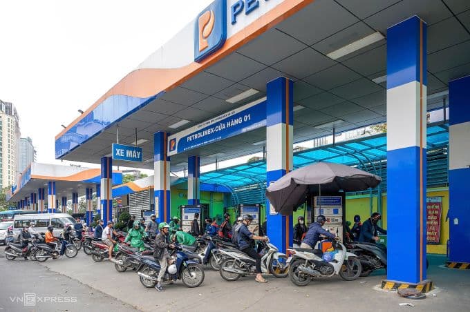 Người dân xếp hàng dài đổ xăng tại một trạm ở Hà Nội, phản ánh phản ứng tức thời và sự thay đổi thói quen tiêu dùng trước biến động giá.