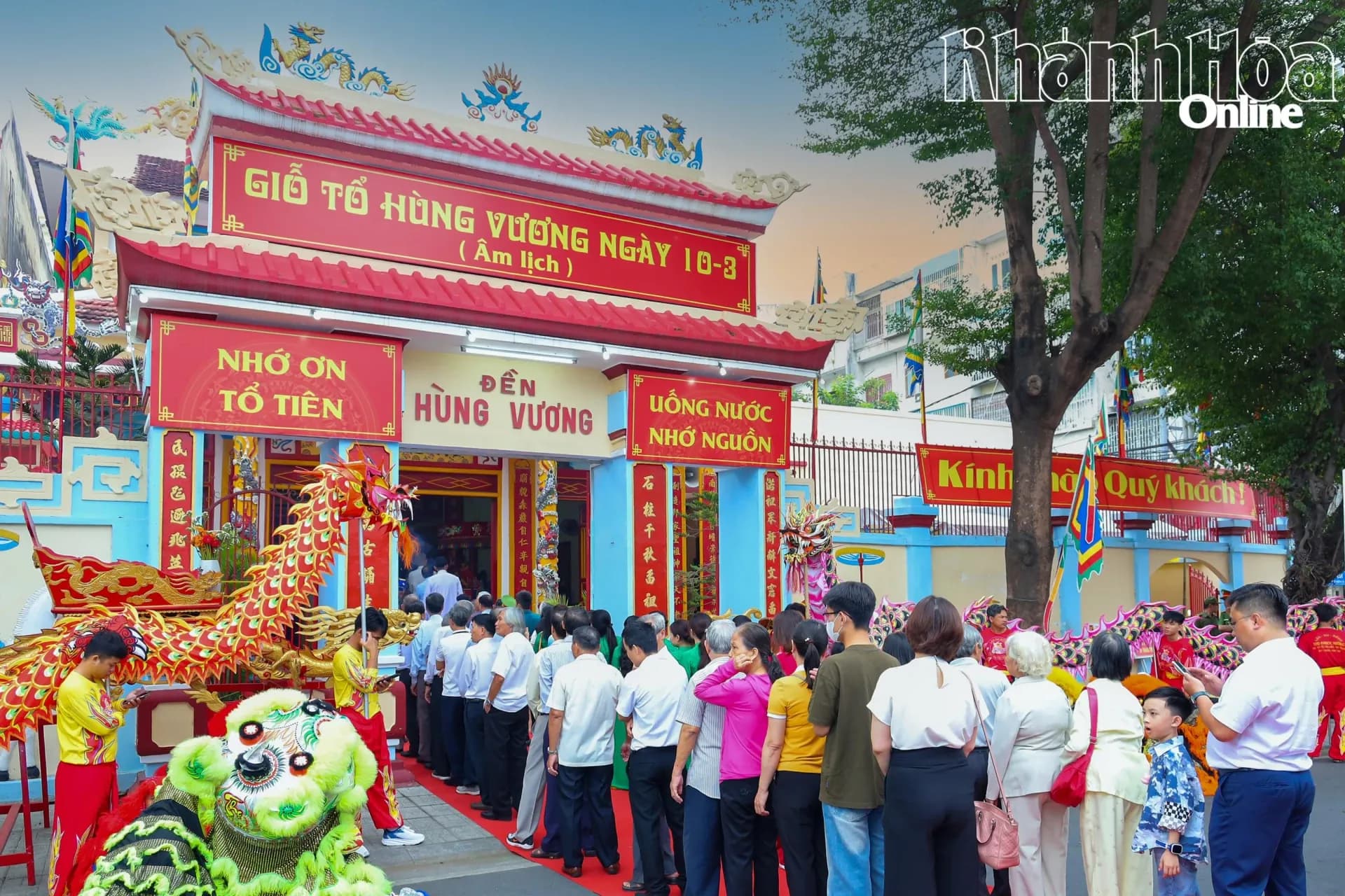 Người dân xếp hàng dâng hương tại Đền Hùng Vương, thể hiện truyền thống và kỳ nghỉ lễ Giỗ Tổ Hùng Vương.