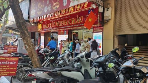 Người dân xếp hàng mua vàng, thể hiện sự cân nhắc giữa 'bắt đáy' và chờ đợi trong bối cảnh giá biến động.