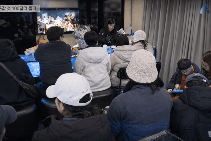 Người dân xếp hàng tại cửa hàng kim hoàn ở Seoul để bán đồ vật bằng bạc, phản ánh tâm lý chốt lời khi giá bạc tăng cao.