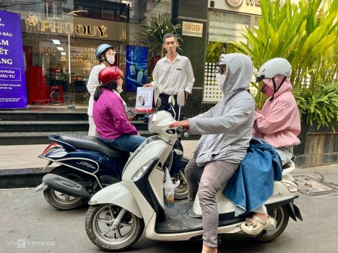 Người dân xếp hàng tại chi nhánh Phú Quý để hỏi mua bạc miếng, thể hiện tâm lý 'bắt đáy' và đầu cơ trên thị trường.