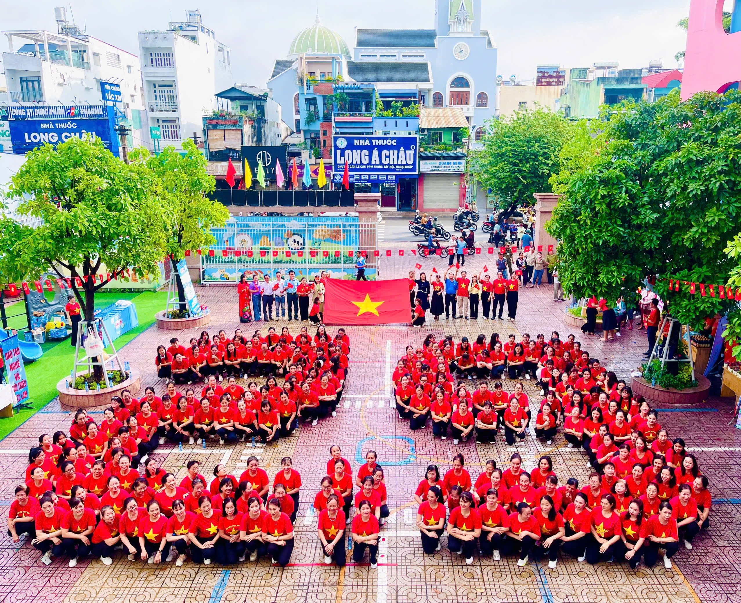 Người dân xếp hình số 2-9 và cầm cờ Tổ quốc thể hiện tinh thần đại đoàn kết mừng Tết Độc lập