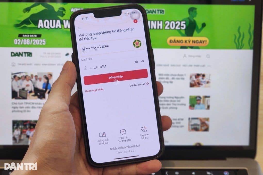 Người dùng đăng nhập ứng dụng VNeID trên điện thoại, tượng trưng cho việc tiếp cận trợ cấp số và dịch vụ công trực tuyến.