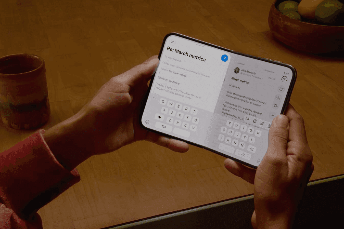 Người dùng sử dụng iPhone Duo mở rộng để soạn email, thể hiện khả năng làm việc đa nhiệm
