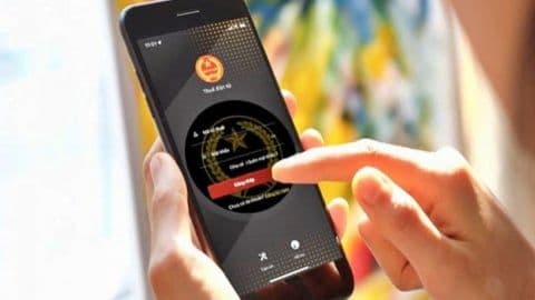 Người dùng thao tác trên ứng dụng thuế điện tử, minh họa nỗi lo về thủ tục giấy tờ và kế toán khi chuyển đổi doanh nghiệp.