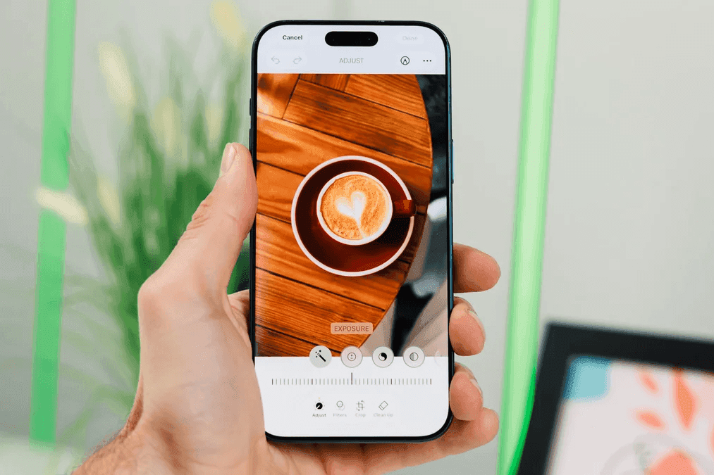 Người dùng tương tác với giao diện chỉnh sửa ảnh trên một chiếc iPhone hiện đại, minh họa triết lý thiết kế trực quan của Apple