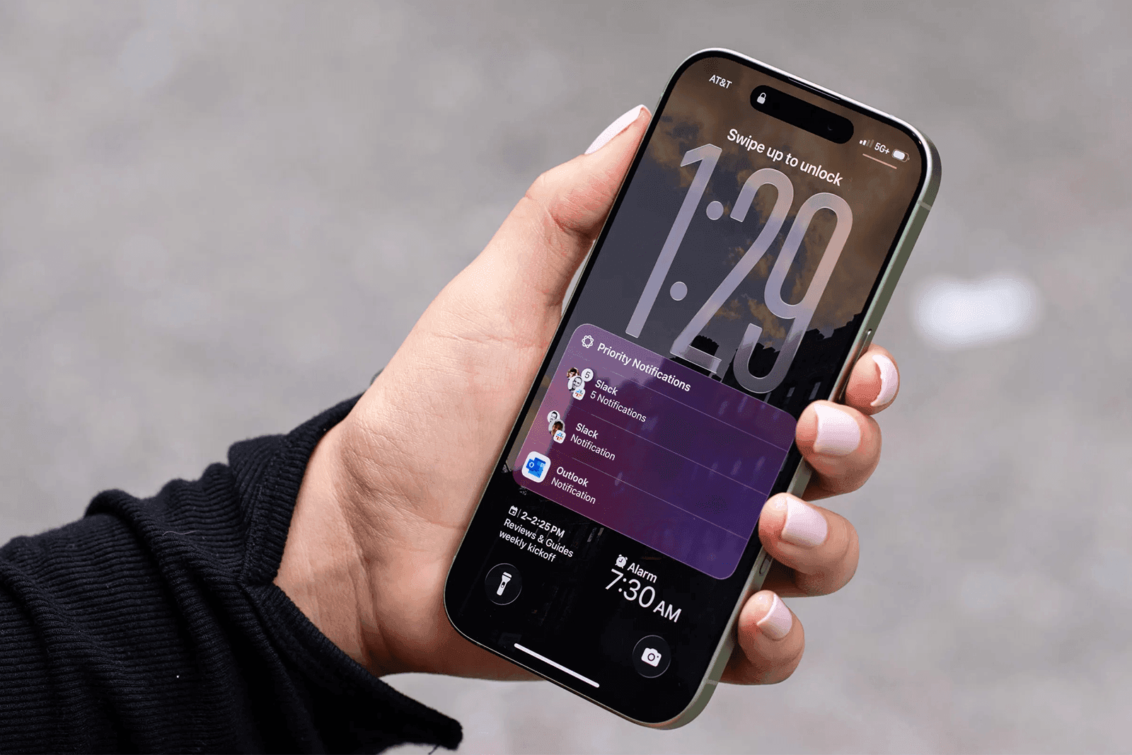 Người dùng tương tác với iPhone 18 Pro, hiển thị Dynamic Island và các thông báo trên màn hình khóa.