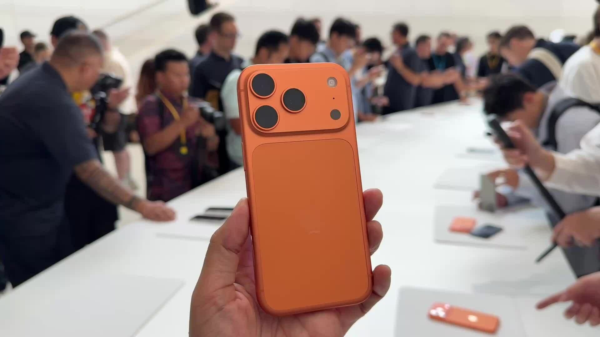 Người dùng trải nghiệm iPhone 17 Pro Max tại sự kiện ra mắt, minh chứng cho vị thế thị trường 'first wave' của Việt Nam.