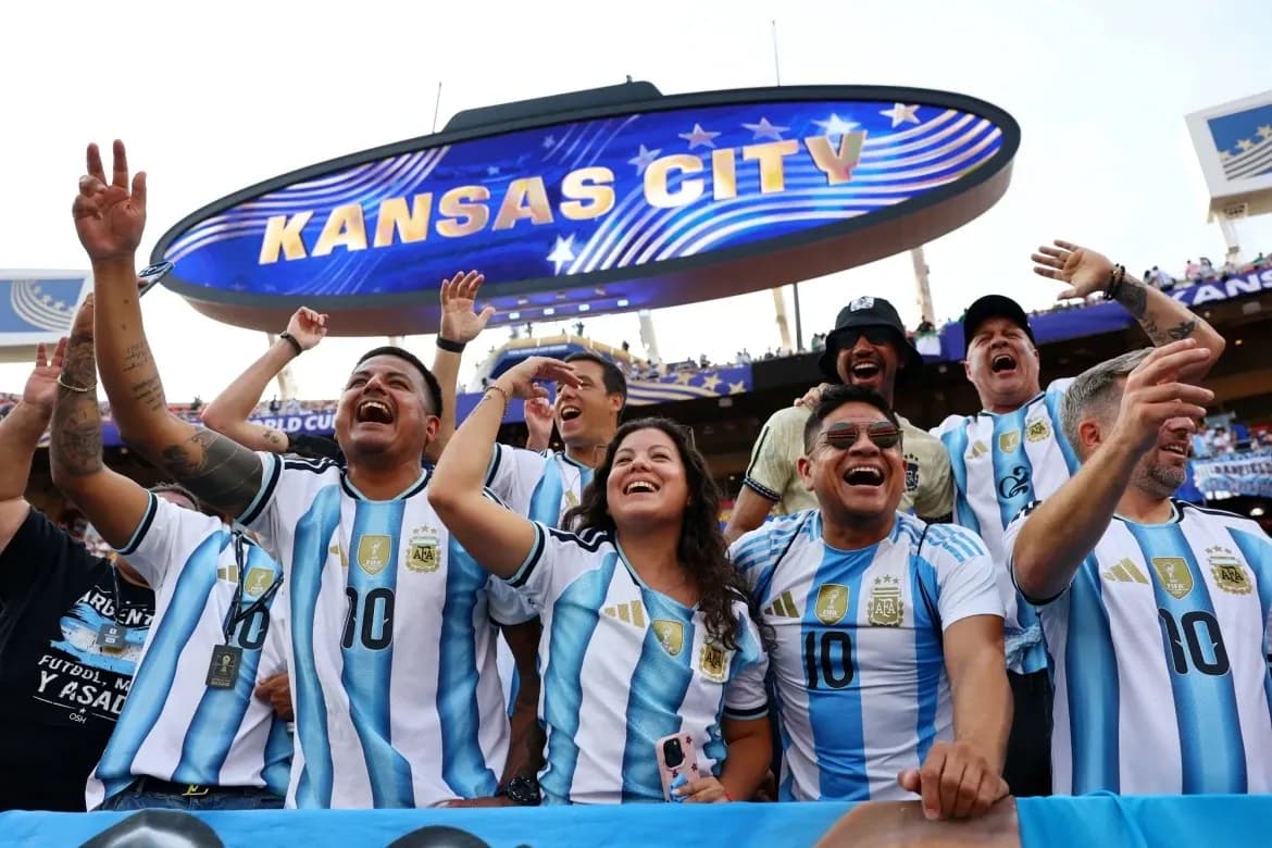 Người hâm mộ Argentina cuồng nhiệt cổ vũ tại sân vận động World Cup 2026