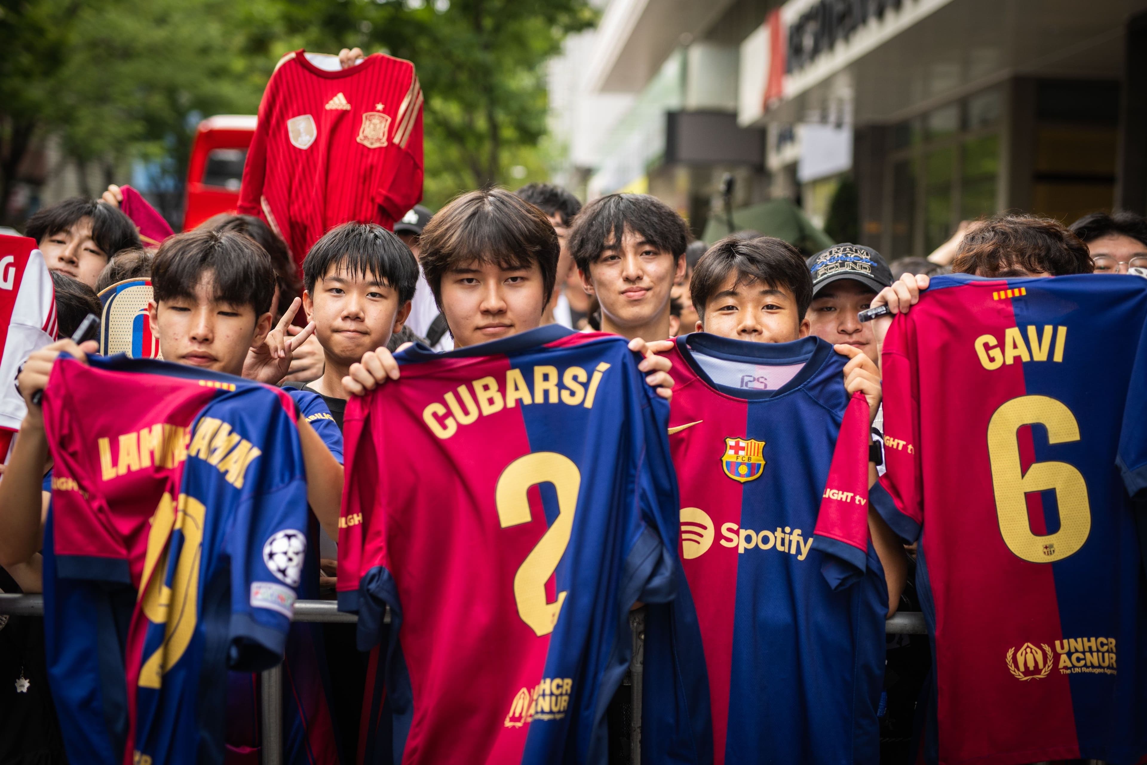 Người hâm mộ Barcelona tại Hàn Quốc thể hiện sự ủng hộ với áo đấu của các tài năng trẻ như Cubarsi, Gavi và Yamal, báo hiệu một mùa giải đầy hứa hẹn.