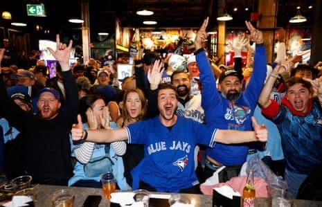Người hâm mộ Blue Jays căng thẳng theo dõi Game 7 World Series tại Toronto.