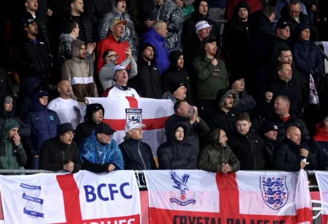 Người hâm mộ bóng đá cuồng nhiệt trên khán đài, thể hiện sự ủng hộ cho các đội tuyển đang tranh tài.