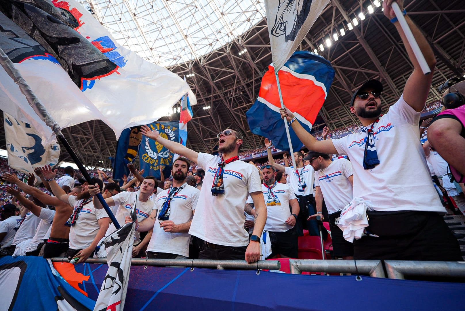 Người hâm mộ bóng đá tập trung xem trận chung kết Champions League trên màn hình lớn, thể hiện sự khuếch đại cảm xúc trong thời đại số.