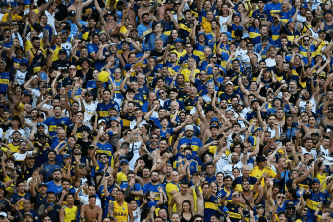 Người hâm mộ Boca Juniors hát vang trên khán đài sân Hard Rock, Florida, Mỹ ngày 16/6. Ảnh: AFP