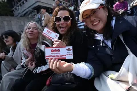 Người hâm mộ BTS tại Seoul vui vẻ cầm vé tham dự buổi hòa nhạc, thể hiện sự gắn kết của cộng đồng ARMY.