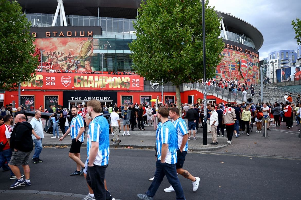 Người hâm mộ Coventry City đến sân Emirates trong ngày đội bóng trở lại Premier League.